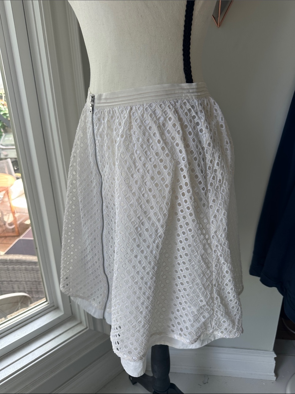 CLUB MONACO White Eyelet Lace A-Line Skirt Cotton with Front Zip Flare Size 4 - Picture 5 of 12